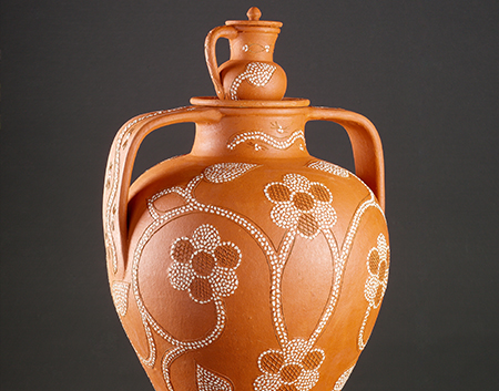 Asado com testo e pucarinho. Decoração antiga, em pedra grossa com duas idas