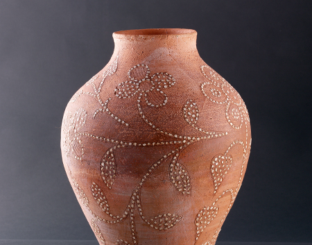 Pote decorado em pedra grossa. Originária da Aldeia do Cacheiro.