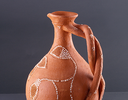 Bicheira com asa entrançada e decoração simples.