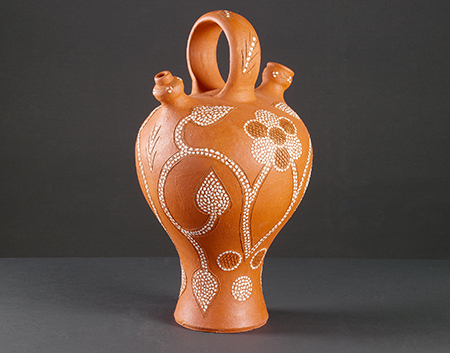 Moringue com decoração de tipo antigo, em pedra grossa e com duas idas.