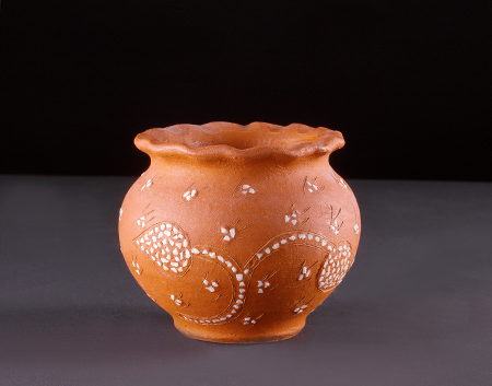 Caspom com decoração simples. Peça usada para pôr flores.