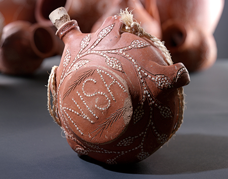 Cantil ou Barril Espanhol com decoração simples, apresentando a inscrição Nisa. Peça usada para transporte de água, pelos viajantes, pastores e trabalhadores rurais.