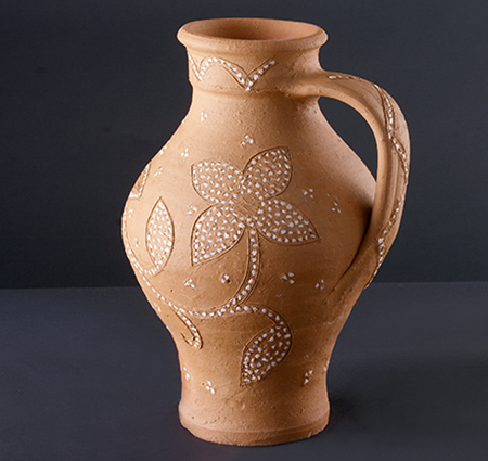 Infusa, com decoração de tipo antigo, tradicional, com pedra grossa e duas idas