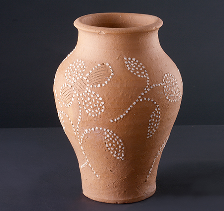 Jarra, com decoração simples.