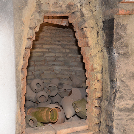 Barranhão - recipiente onde o oleiro molhas as mãos