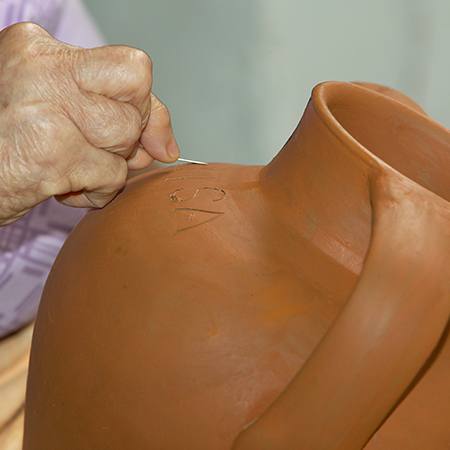 	A Pedradeira, normalmente a mulher do oleiro, risca a peça com uma agulha de coser, executando os desenhos que pretende.