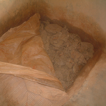 Barreiro, ou tanque, onde o oleiro coloca o barro a demolhar