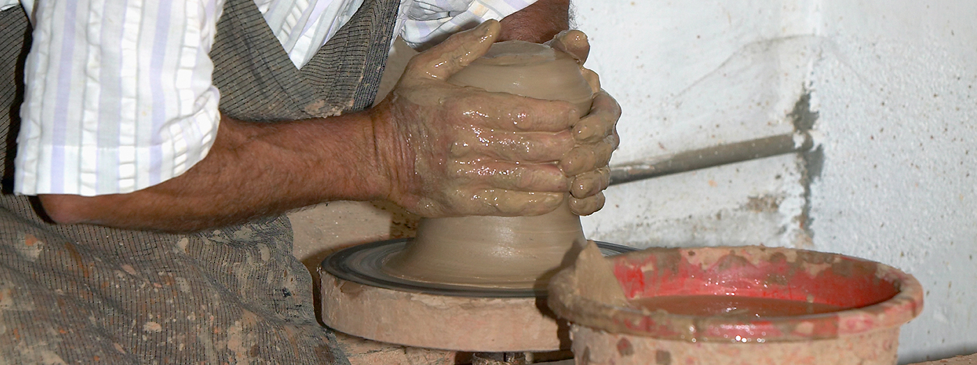 Já na roda, o oleiro José Pequeito começa a moldar a peça
