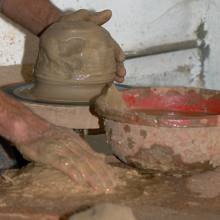 Barranhão - recipiente onde o oleiro molhas as mãos