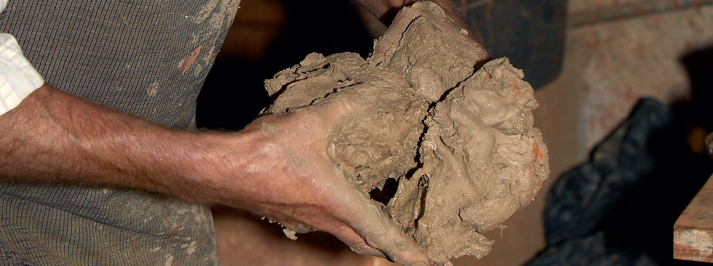 Aspecto da pasta utilizada na confecção das peças, composta por uma mistura de barro branco e barro preto.
