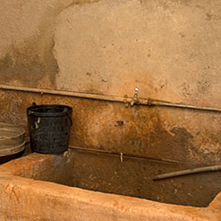 Barreiro, ou tanque, onde o oleiro coloca o barro a demolhar e posteriormente a secar, ou enxugar, por forma a perder a humidade em excesso.