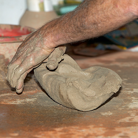 O barro é bem amassado sobre a atoquina, antes de ser moldado.