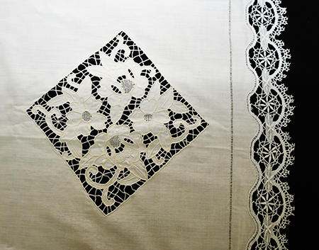 Lençol com aplicação alinhavado e renda de bilros